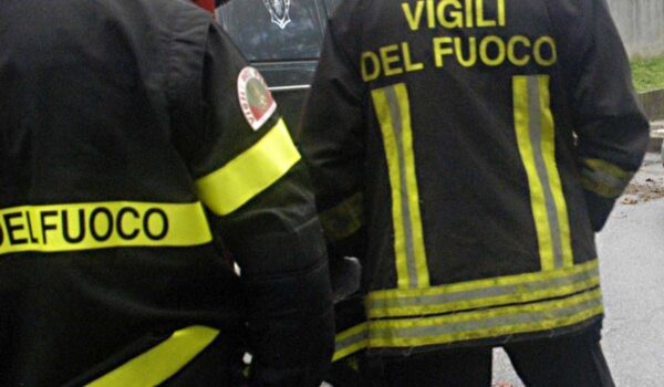 Roma, esplosione in palazzina a Ostia: un ferito