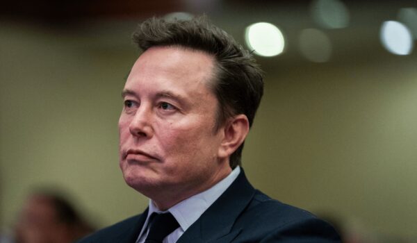 Ucraina, Musk spegne Starlink e ferma i droni di Kiev: “Decisione di Trump”