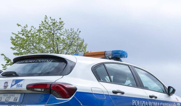 Roma, investe donna con passeggino e fugge: bimba illesa e lei ferita. Denunciato 20enne