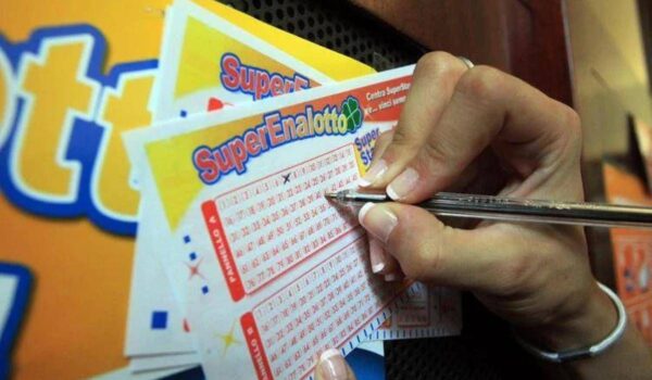 Arriva la quinta estrazione settimanale per Lotto e Superenalotto, la novità in manovra
