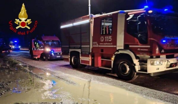 Auto travolta dalla piena del Meduna, tre persone bloccate su un isolotto: scatta il salvataggio aereo