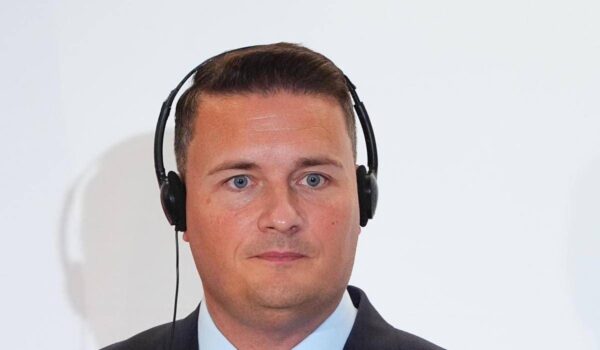 Cyberattacchi, ministro Difesa Gb: “Fate scorte per emergenza di acqua, cibo e contanti”