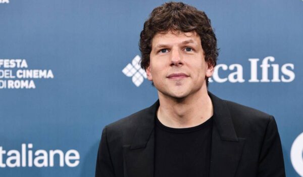 Eisenberg dribbla domanda su elezioni americane: “Provo disagio a parlarne”