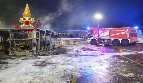 Firenze, incendio in deposito Autolinee Toscane: 12 bus distrutti e 7 danneggiati
