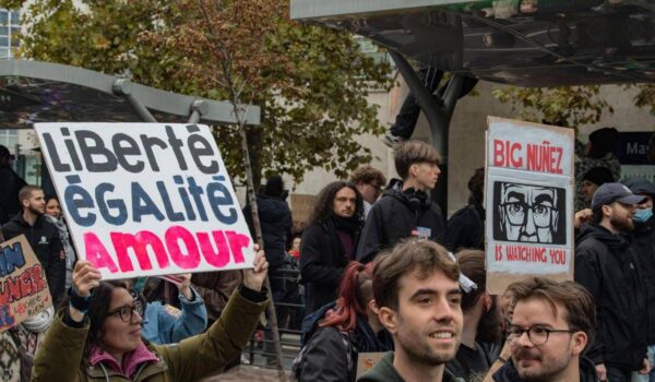 Francia, nuova giornata di proteste: allarme sicurezza, 150mila manifestanti attesi a Parigi