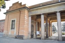 Stradella, furti al cimitero: rubati vasi e statue dalle tombe