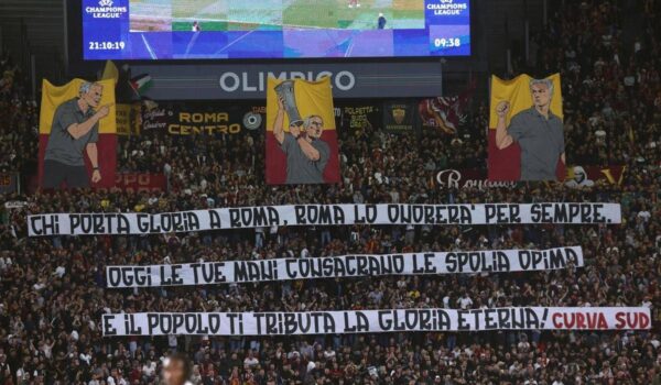 L’Olimpico celebra Mourinho: cori, striscioni e lui manda un bacio alla Curva Sud