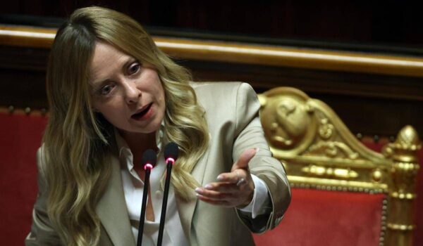 Meloni, pressing sull’Ue per l’energia e critica a Trump: “Rischiosa intesa su gasolio russo”