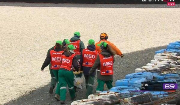 MotoGp, Martin cade e in pista entra la barella: cos’è successo
