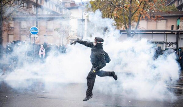 Nuove proteste oggi in Francia, l’allarme: “Manifestazioni ad alto rischio di violenza urbana”