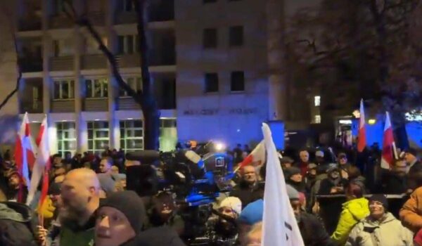 Polonia, sospeso presidente della Corte Costituzionale: polizia schierata attorno all’edificio