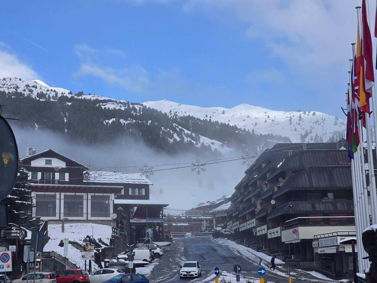 Prima neve a Sestriere, le montagne della Vialattea si imbiancano: ecco le immagini