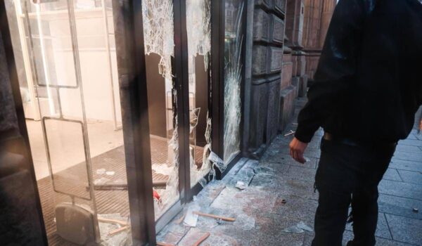 Proteste Milano, l’esercito dei minori in piazza: il più giovane identificato negli scontri ha 11 anni
