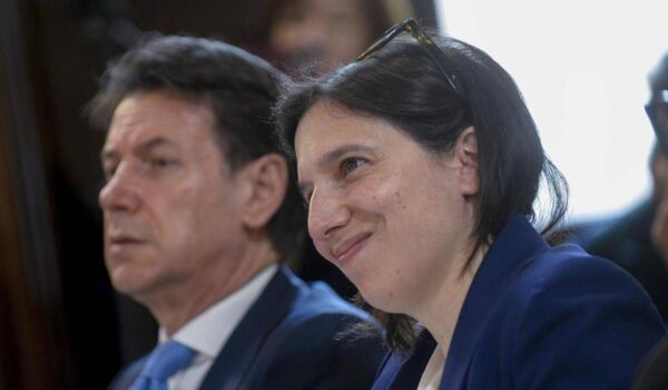 TOMORROW/ Campo largo, tensioni nel centrosinistra: Conte insiste su primarie presto