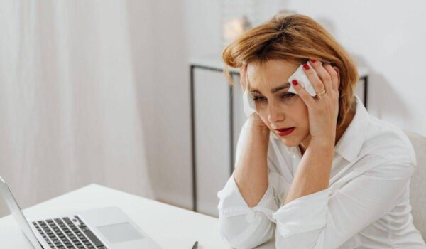 Tumore al seno: vampate per 70% donne con cancro al seno, esperti: “Un aiuto da terapia orale”