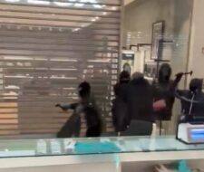 Rapina al centro commerciale di Montebello: tre incappucciati assaltano una gioielleria interna.