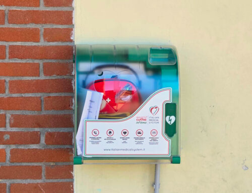 Broni, un nuovo defibrillatore al Parco Ferrara: il dono della famiglia Cagnoni in memoria di Paolino