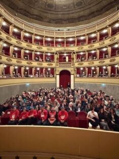 “Rumors” arriva a Voghera: equivoci e risate inaugurano la stagione di “Oltreunpo’ Teatro”